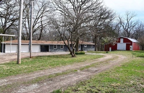Nixa House | Serene Family Retreat South Springfield ~ Wi-Fi & Billiards, View, Backyard