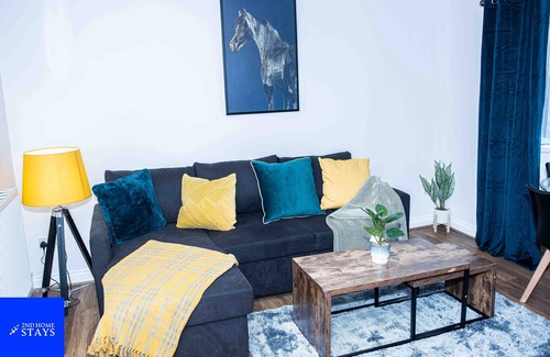 Walsall House | "Serene Garden Haven: Your West Midlands Retreat at 2ndHomeStays-Walsall!"