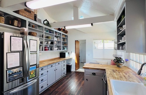 Central Oregon House | Serene Garden Retreat - with Chef's Kitchen -& Easy Access to Everything!