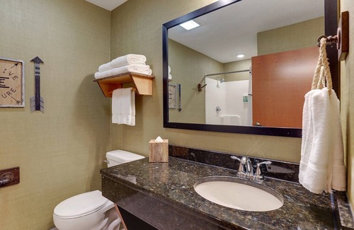 Quincy Hotel | Serene Getaway Near Turtle Lake! Cozy Rooms with Pool Access, Parking