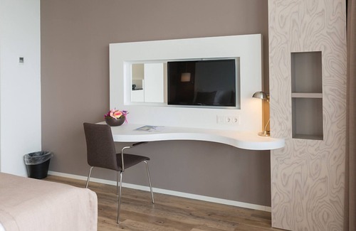 Wageningen Hotel | Serene Hideaway w/Spa, Gym & Onsite Dining | Outdoor Adventure & Local Landmarks