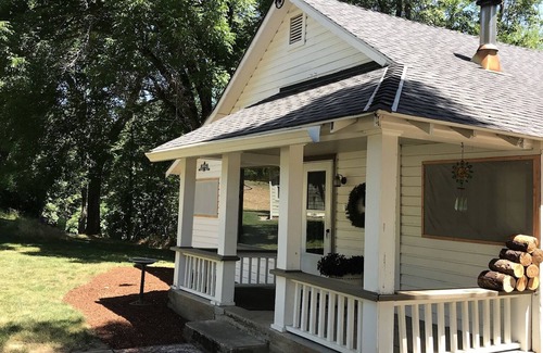 Gold Hill Cabin | Serene Historic Cabin, Nine Acre Estate, Just Off I-5
