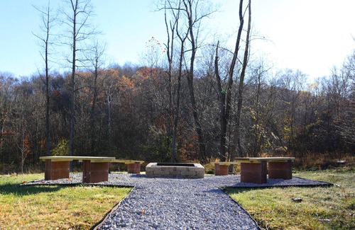 Logan Cabin | Serene (Hocking Hills) log cabin, near local attractions