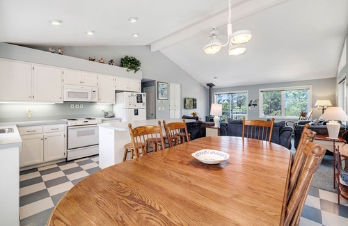 Neskowin House | Serene home with entertainment, full kitchen & easy beach access