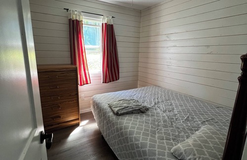Frontenac Cottage | Serene Lakeside Retreat: The Crow Lookout Cottage on Crow Lake