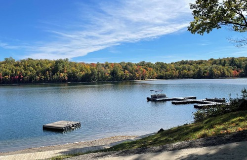 Frontenac Cottage | Serene Lakeside Retreat: The Crow Lookout Cottage on Crow Lake