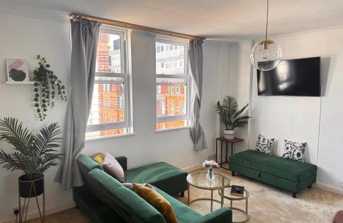 Brighton City Centre Apartment | Serene Ocean Side Apartment BTN