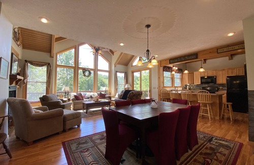 Davis House | Serene Pet Friendly Cabin w/Resort Perks in Heart of WV Hike/Fish/Bike/Ski