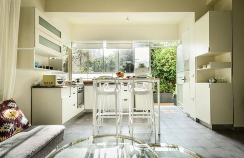 Tel Aviv Apartment | Serene Retreat with Lush Garden