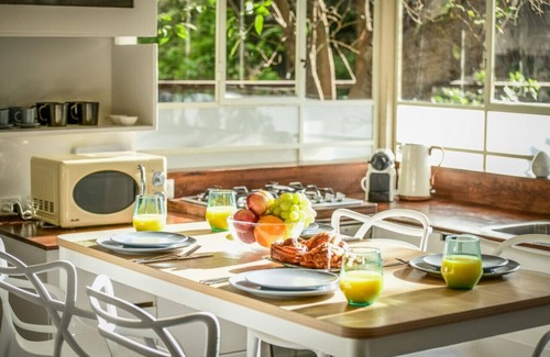 Tel Aviv Apartment | Serene Retreat with Lush Garden