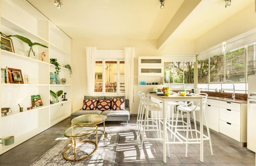 Tel Aviv Apartment | Serene Retreat with Lush Garden