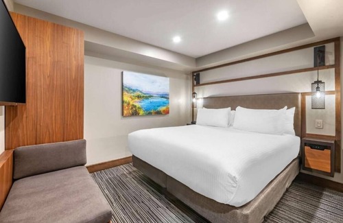 South Lake Tahoe Hotel | Serene South Lake Tahoe Stay: Stunning Views, Heated Pool, & Tennis Court