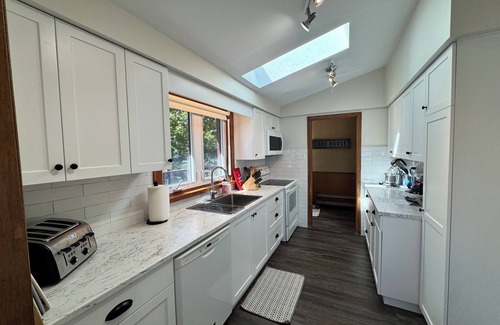 North Kawartha Cottage | Serene Stoney Lake Sunlit Point
