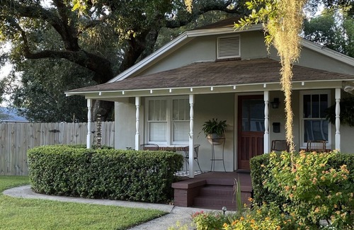 East Pensacola Heights House | Serene & Stylish Private Cottage Near Beach, Downtown, and Local Eats. 2bed/1ba