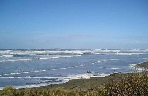 Edgewater Shores House | Serene Waldport Oceanfront with Fantastic Outdoor Gathering Space!