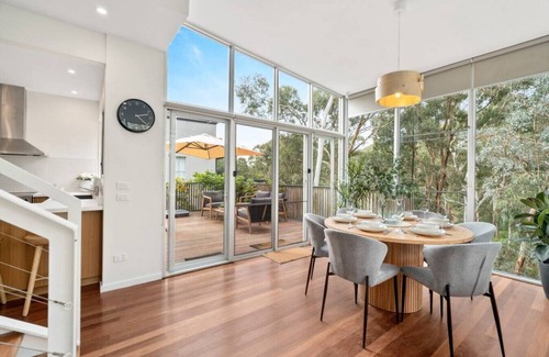 Doncaster East House | Serenity by the Creek - Luxury Retreat