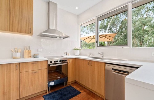Doncaster East House | Serenity by the Creek - Luxury Retreat