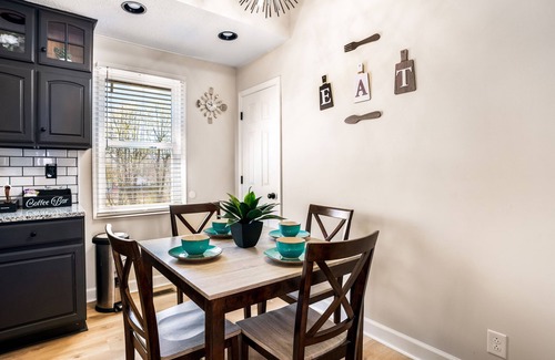 Clarksville House | Serenity Cottage 300mbps WiFi - Dog Friendly