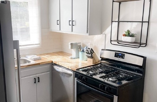Midtown Apartment | Serenity near Forsyth Park: Timeless 2BR/1BA