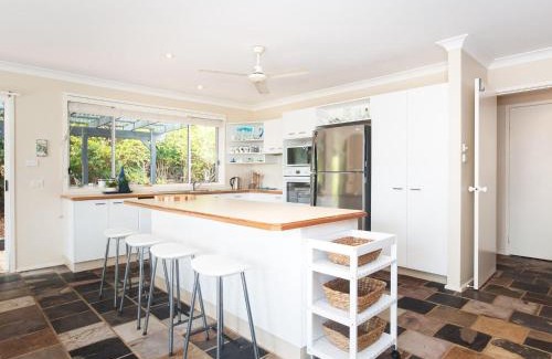 Corlette House | Serenity Peaceful house with air con Netflix and WI-FI