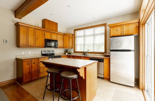 Mont-Tremblant Ski Chalet | Serenity Peaks Lodge by InstantSuites-LaBete Golf