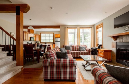 Mont-Tremblant Ski Chalet | Serenity Peaks Lodge by InstantSuites-LaBete Golf
