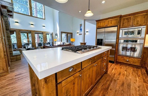 RiverWild Apartment | Serenity Retreat: Near Mt. Bachelor with Pool, Spa, River & Outdoor Trails