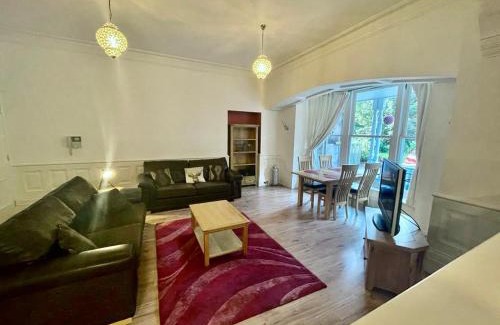 Elgin Apartment | Serviced Accommodation Moray Lesmurdie House, Elgin - Free Parking, Free WiFi
