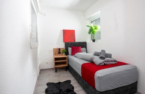 Konig Ludwig Apartment | Serviceroom24 - Apartment 3 in Recklinghausen WLAN - Smart-TV - 24-7 Check-in und Küche