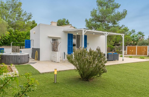 Urbanizacion S'Estanyol House | SESTANYOL - Beach house with jacuzzi and near the beach. Perfect for couples. Free WiFi