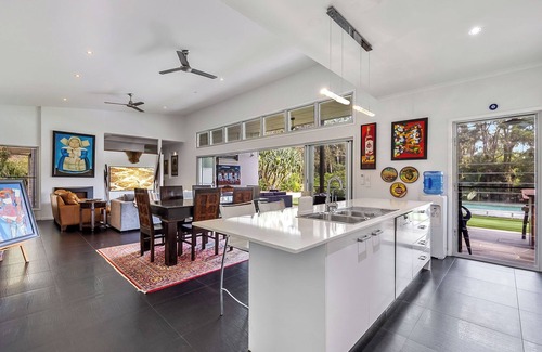 Diddillibah House | Set amongst serene bushland with easy access to the Maroochy river.