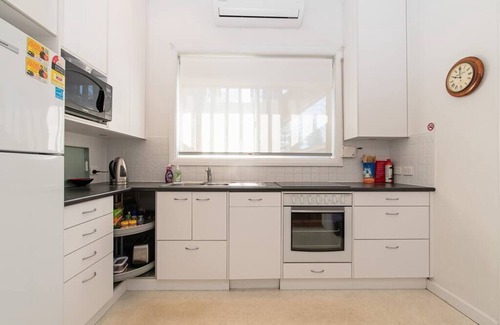 Henley Beach Apartment | Settle in @ Henley: Cosy Hidden Gem with parking