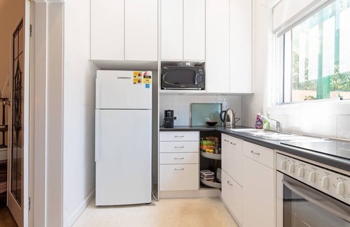 Henley Beach Apartment | Settle in @ Henley: Cosy Hidden Gem with parking
