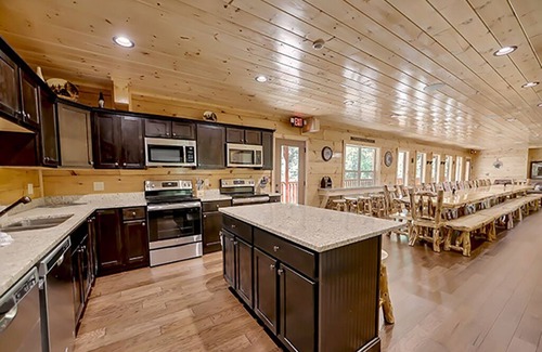 Sevierville Cabin | Sevierville - The Palace at Bear Creek - 15 Bdrms.