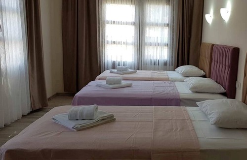 Kusadasi Bed & Breakfast | Sezgin Boutique Hotel TripleRoom A/C,TV,fridge,pool,garden,free wi-fi & car park