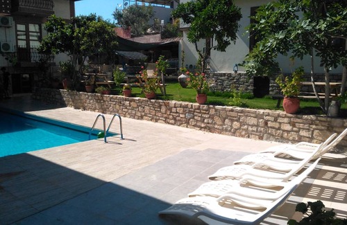 Kusadasi Bed & Breakfast | Sezgin Boutique Hotel 5Beds Room A/C,TV,fridge,pool,garden,free wi-fi & car park