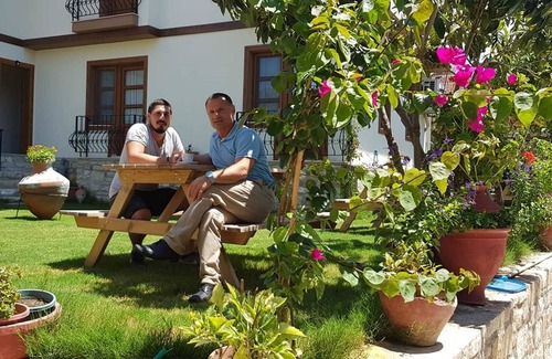 Kusadasi Bed & Breakfast | Sezgin Boutique Hotel 5Beds Room A/C,TV,fridge,pool,garden,free wi-fi & car park