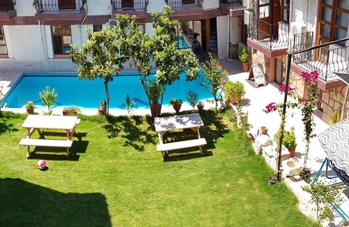 Kusadasi Bed & Breakfast | Sezgin Boutique Hotel 5Beds Room A/C,TV,fridge,pool,garden,free wi-fi & car park