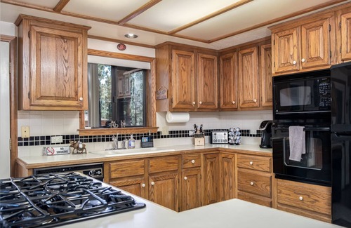 Munds Park Ski Chalet | Shadow Rock Chalet with Spa, Spa Deck, Fenced Yard, Pool Table, Game Room & more
