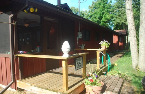 Beaver Island House | Shadwell, beautiful private setting on Font Lake