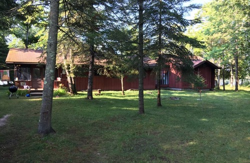 Beaver Island House | Shadwell, beautiful private setting on Font Lake