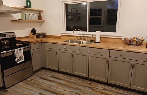 Talladega Cottage | Shady OaksnCharming 2-bedroom cottage in Talladega