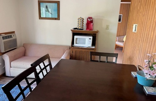 Tomahawk Cabin | Shady Rest Upper Manor, 3BR/2BA, Lakefront, Beach, Fishing, Relaxing, Fun!
