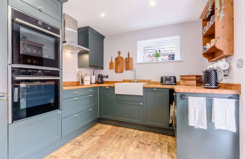 City Centre Cottage | Shakespeare Cottage - a cottage that sleeps 6 guests in 3 bedrooms