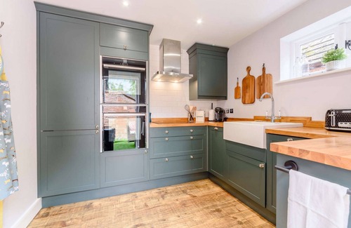 City Centre Cottage | Shakespeare Cottage - a cottage that sleeps 6 guests in 3 bedrooms