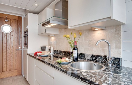 Shaldon House | Shaldon Beach Hut 5 - One Bedroom House, Sleeps 2
