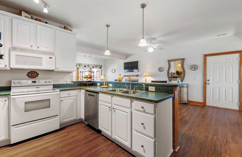 Manteo Condo | Shallowbag Bay 704: Dog-Friendly | Pool/Gym Access