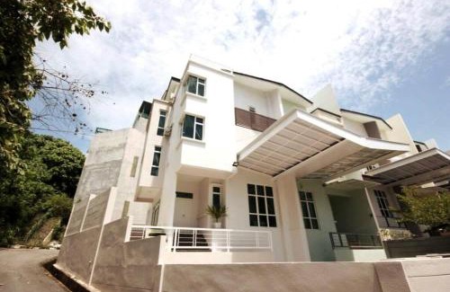 Tanjung Bungah Villa | Shamrock Breeze Villa: Coastal Haven for 29 Guests