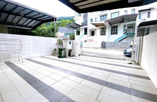 Tanjung Bungah Villa | Shamrock Breeze Villa 2: Coastal Haven for 25 Guests