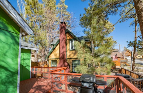 Big Bear Lake Cottage | Shamrock Cottage - Adorable cottage is close to the lake, marinas, and village with mountain views!